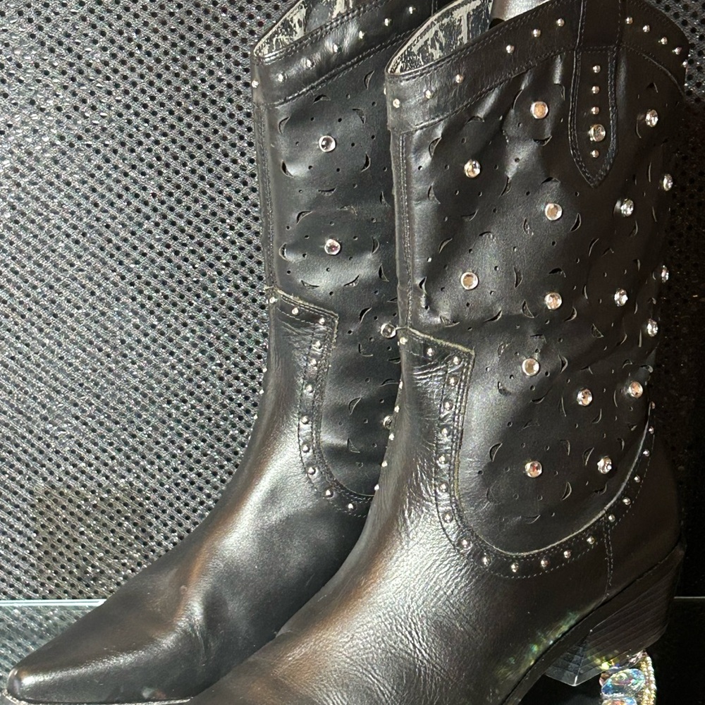 2 Lips Too Black Leather Rhinestone Studded Pointed Toe Cowboy Boots Size 10M